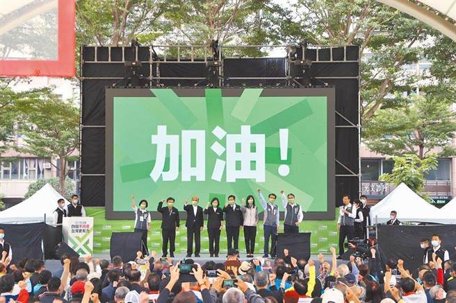 四大公投12月18日登场，因投票结果牵动2022、2024大选，蓝绿两党展开正面对决。民进党编了数千万元的宣传预算，最近还加码大放送，广告看板的补助从2万5调高到5万元。（赖佑维摄）