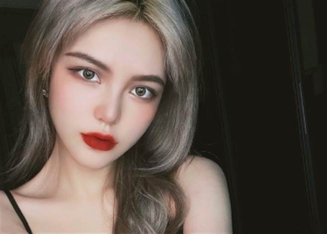 周扬青自嘲幼时和现在长得毫无关联。(图／周扬青IG)