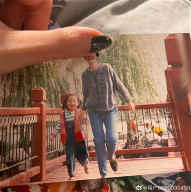 周扬青四岁叫周晓濛被妈妈牵着手无所顾忌的向前跑。