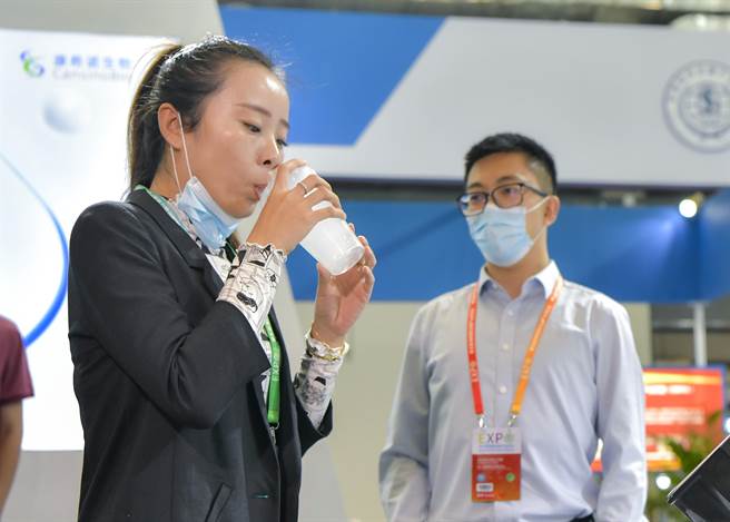 全球首款可吸入式新冠疫苗在「2021第五届海南国际健康产业博览会」亮相，观眾可现场体验。（香港中通社）