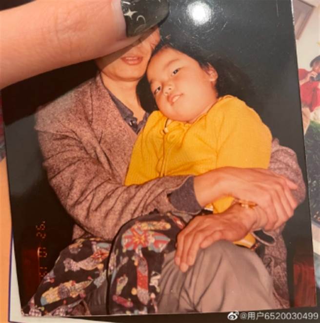 周扬青对父亲的爱露出得意的嘴脸。(图／周扬青微博)