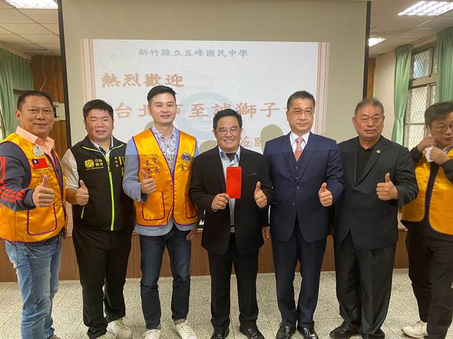 内政部长徐国勇及夫人今(13)日与臺北市至诚狮子会的狮友至新竹县五峰国中拳击队，在校长林华中、总管理主任陈文忠及学务组长旮毅亚伟及教练柯文明等人陪同下，捐赠 30 万元社会福利金给五峰乡拳击队，延续全国拳击「黑旋风」传奇，并做为日后关怀弱势孩童的基金。(戴志扬翻摄)