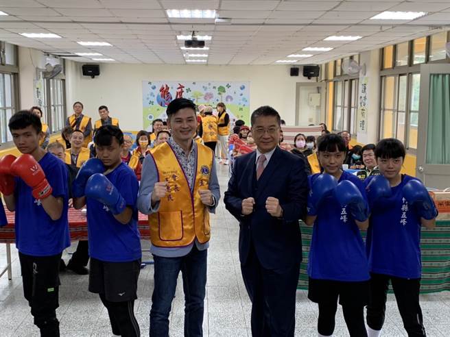 内政部长徐国勇及夫人今(13)日与臺北市至诚狮子会的狮友至新竹县五峰国中拳击队，在校长林华中、总管理主任陈文忠及学务组长旮毅亚伟及教练柯文明等人陪同下，捐赠 30 万元社会福利金给五峰乡拳击队，延续全国拳击「黑旋风」传奇，并做为日后关怀弱势孩童的基金。(戴志扬翻摄)