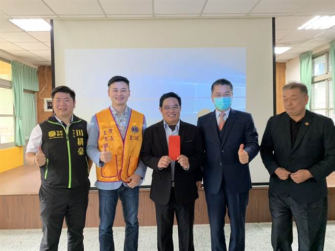 内政部长徐国勇及夫人今(13)日与臺北市至诚狮子会的狮友至新竹县五峰国中拳击队，在校长林华中、总管理主任陈文忠及学务组长旮毅亚伟及教练柯文明等人陪同下，捐赠 30 万元社会福利金给五峰乡拳击队，延续全国拳击「黑旋风」传奇，并做为日后关怀弱势孩童的基金。(戴志扬翻摄)