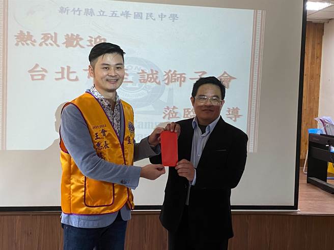 内政部长徐国勇及夫人今(13)日与臺北市至诚狮子会的狮友至新竹县五峰国中拳击队，在校长林华中、总管理主任陈文忠及学务组长旮毅亚伟及教练柯文明等人陪同下，捐赠 30 万元社会福利金给五峰乡拳击队，延续全国拳击「黑旋风」传奇，并做为日后关怀弱势孩童的基金。(戴志扬翻摄)