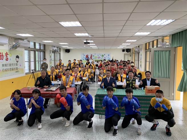 内政部长徐国勇及夫人今(13)日与臺北市至诚狮子会的狮友至新竹县五峰国中拳击队，在校长林华中、总管理主任陈文忠及学务组长旮毅亚伟及教练柯文明等人陪同下，捐赠 30 万元社会福利金给五峰乡拳击队，延续全国拳击「黑旋风」传奇，并做为日后关怀弱势孩童的基金。(戴志扬翻摄)
