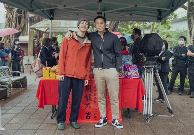 張孝全（右）、陳昊森主演新片《操作》。（威視電影提供）