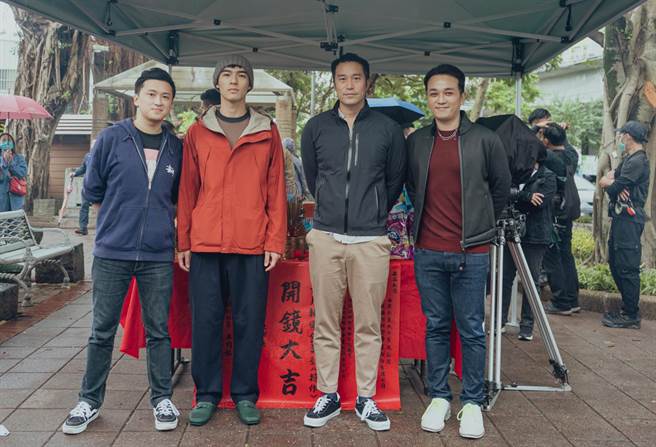 犯罪懸疑新片《操作》開鏡，導演陳奕甫（左起）、主演陳昊森、主演張孝全、監製吳明憲。（威視電影提供）
