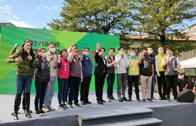 副总统赖清德率民进党台南市党公职人员呼吁民眾公投投下不同意票。（洪荣志摄）