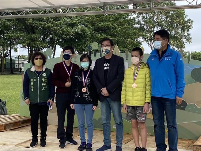 现场颁发「北北基能源小铁人竞赛」获奖队伍（戴上容摄）