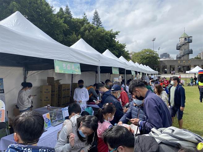 活动吸引许多亲子前往（戴上容摄）