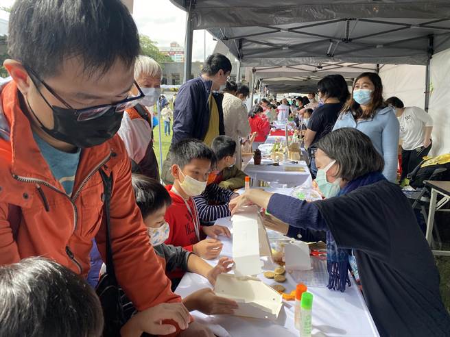 许多亲子共同体验零碳DIY（戴上容摄）