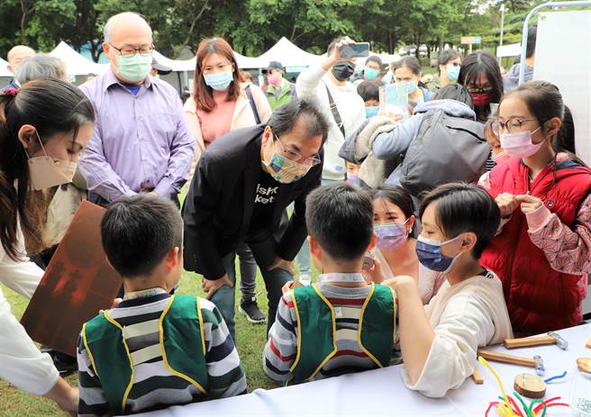 副市长刘和然与小朋友互动（戴上容摄）