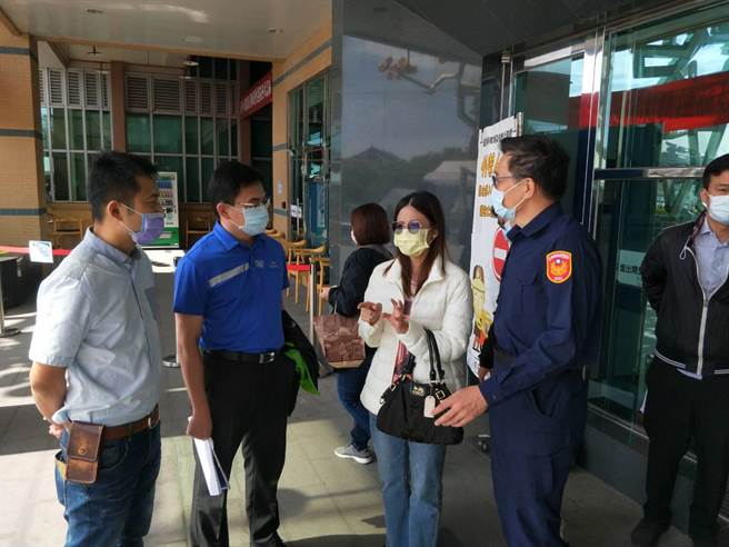 台中市警局第六分局長蔡元戎早上持續前往探視，強調警方積極追查幕後源頭，近日會有結果再統一對外說明。（警方提供）