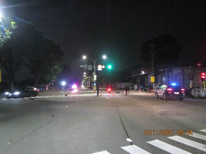 駭人影片曝！酒駕屁孩撞柴犬達人夫婦，磨出10米閃亮火光。(石秀華翻攝)