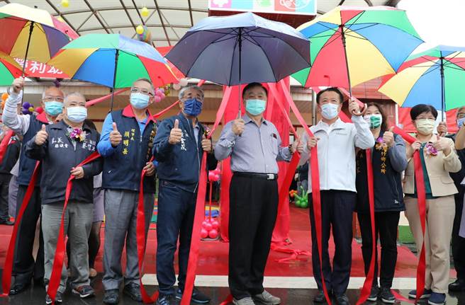 嘉义县长翁章梁偕各界为义竹乡农会非营利幼儿园揭牌。（廖素慧摄）