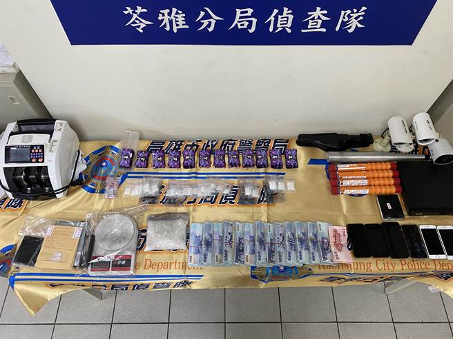 以吴姓主嫌为首的贩毒集团，利用民宅做为贩毒据点，还经常号召多人在民宅内群聚吸毒，高雄警方11日深夜于前镇区、小港区等地逮捕吴嫌等6人，并查获二级毒品混合式咖啡包120包、恺他命25包及120余万元等证物。（翻摄画面／洪浩轩高雄传真）