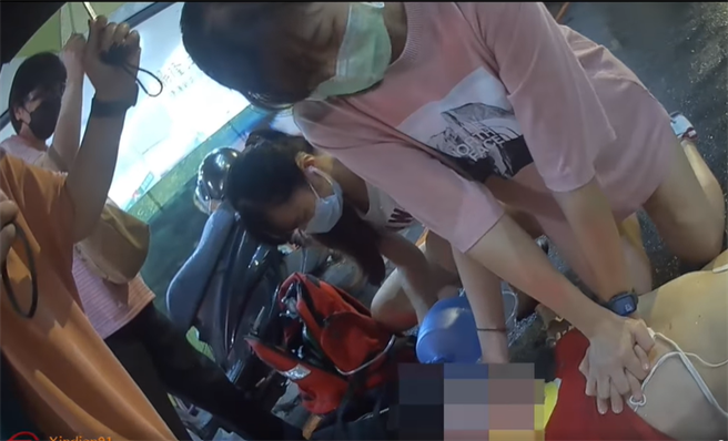 2名正妹在新店北新路三段，协助救护员昏迷休克的路倒男进行心臟按摩，成功救回一命，家属PO网感谢。(翻摄新北消防局发尔麵粉专)