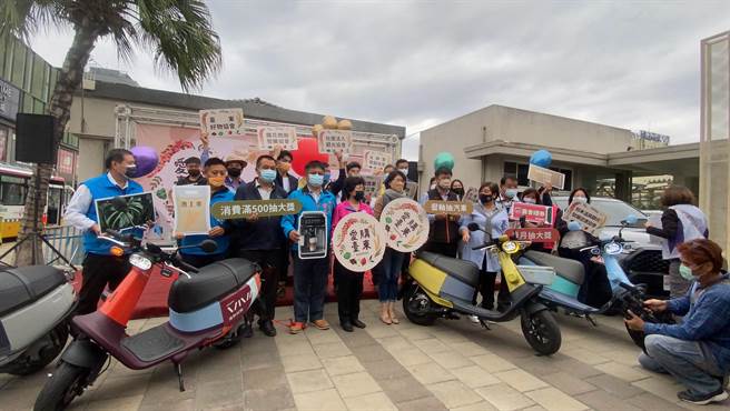 台東縣府推出在台東消費滿500元，上活動網站登錄發票或收據即可參加抽獎，有機會抽中iPhone 13 pro、GOGORO、最大獎油電汽車等。（蔡旻妤攝）