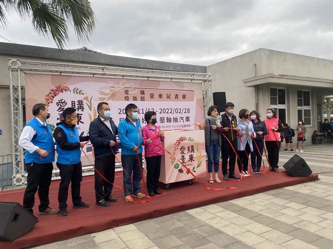 台東縣府推出在台東消費滿500元，上活動網站登錄發票或收據即可參加抽獎，有機會抽中iPhone 13 pro、GOGORO、最大獎油電汽車等。（蔡旻妤攝）