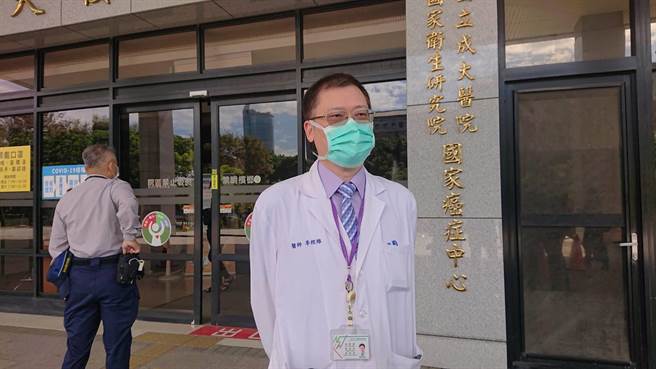 成大醫院副院長李經維出面解釋醫院非減薪，而是少發紅利。（程炳璋攝）