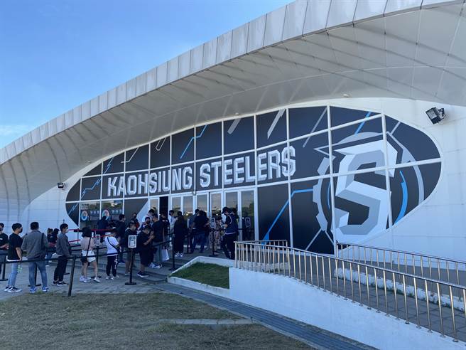 凤山体育馆如今的外观大不同了。(黄及人摄)