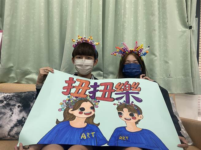 国立台东女中办理2021艺术闯关活动，学生设计关卡，带领偏乡学童在游戏中亲近艺术。（蔡旻妤摄）