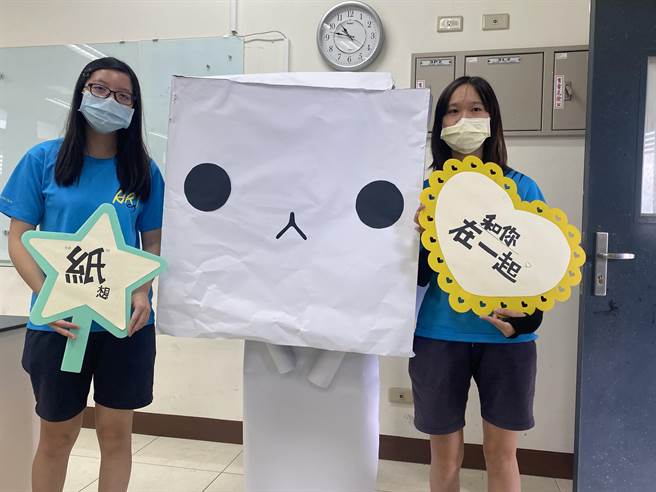 国立台东女中办理2021艺术闯关活动，学生设计关卡，带领偏乡学童在游戏中亲近艺术。（蔡旻妤摄）