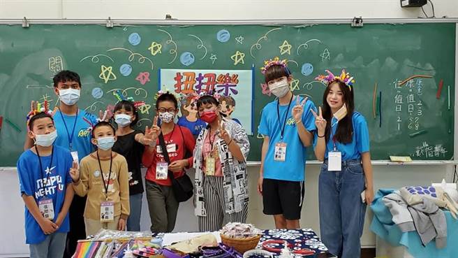 国立台东女中办理2021艺术闯关活动，学生设计关卡，带领偏乡学童在游戏中亲近艺术。（台东女中提供／蔡旻妤台东传真）