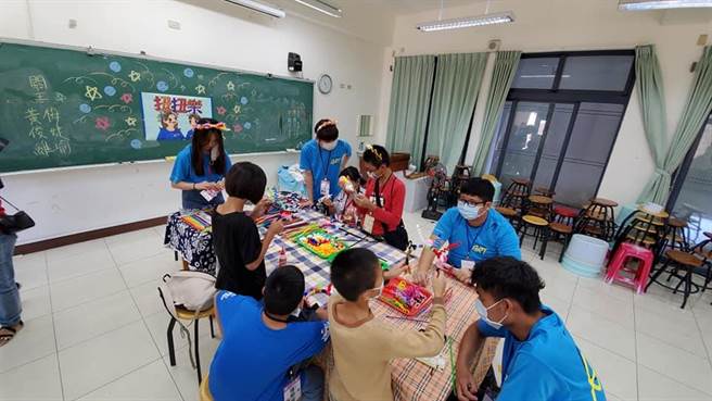 国立台东女中办理2021艺术闯关活动，学生设计关卡，带领偏乡学童在游戏中亲近艺术。（台东女中提供／蔡旻妤台东传真）