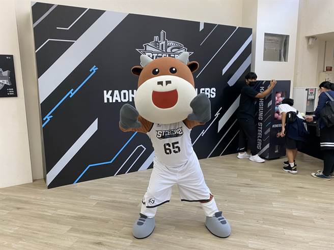 高雄钢铁人的吉祥物艾恩。(黄及人摄)
