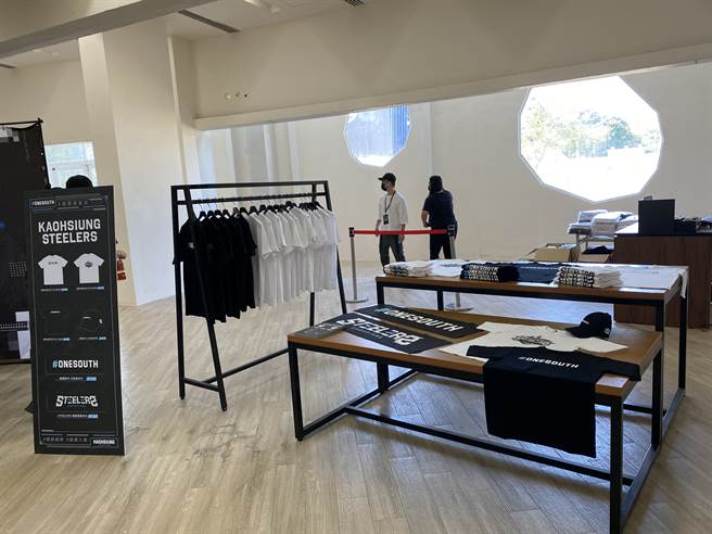 高雄钢铁人的周边商品专卖店。(黄及人摄)