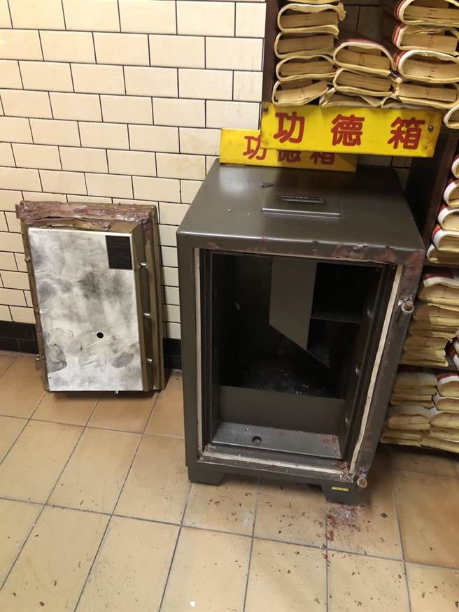窃贼撬开功德箱，将里面的香油钱全部卷走。（翻摄照片／林郁平台北传真）