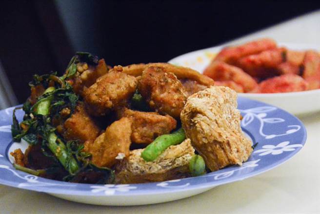 盐酥鸡点蔬菜比较健康？一表看清它们吸了多少油。(示意图/Shutterstock)