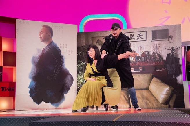 黃秋生現場露一手推拿技術，替主持人方念華按摩。（TVBS提供）