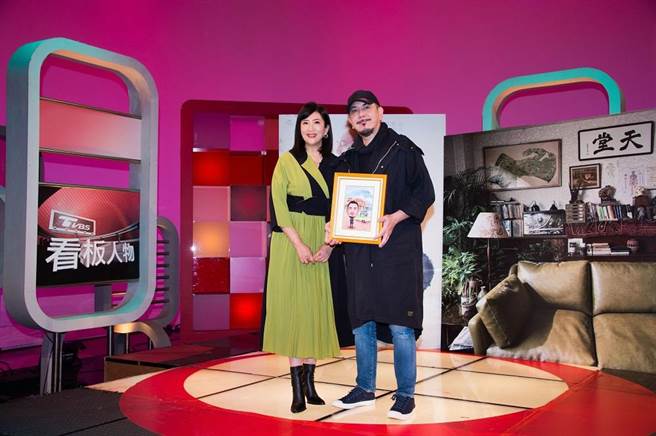 《TVBS看板人物》主持人方念華與黃秋生合影。（TVBS提供）