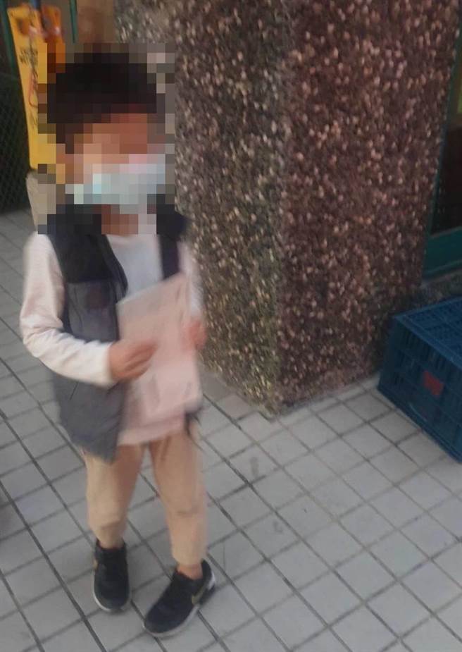 4歲男童手中拿著信件流落街頭，警方獲報立即協助尋找到家屬。（翻攝照片／林郁平台北傳真）