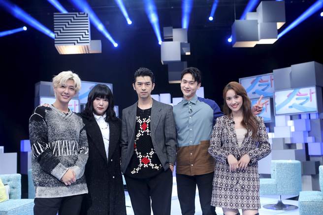 男神陳柏霖、劉冠廷上炎亞綸、唐綺陽、吳姍儒主持的《36題愛上你》。（公視提供）