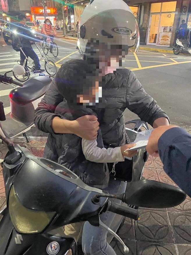 心急如焚的母親緊緊將男童抱在懷中，並感謝員警的幫忙。（翻攝照片／林郁平台北傳真）
