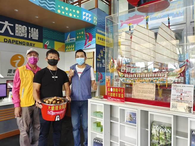 屏東在地觀光業者林佳鴻力挺東港迎王，鵬管處加碼延長免費送限量茶葉蛋至12月19日，藉此持續南州鄉、琉球鄉迎王熱度。（鵬管處提供／謝佳潾屏東傳真）