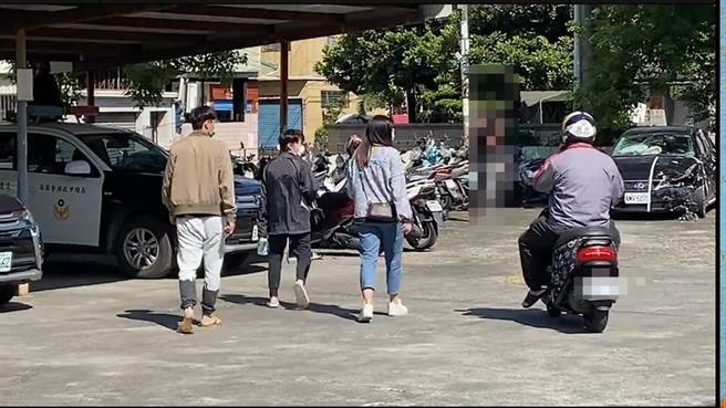 不幸遭酒駕男撞死的柴犬達人夫妻的兒女，今天上午至派出所做筆錄，結束後悲傷離開派出所。（石秀華攝） 