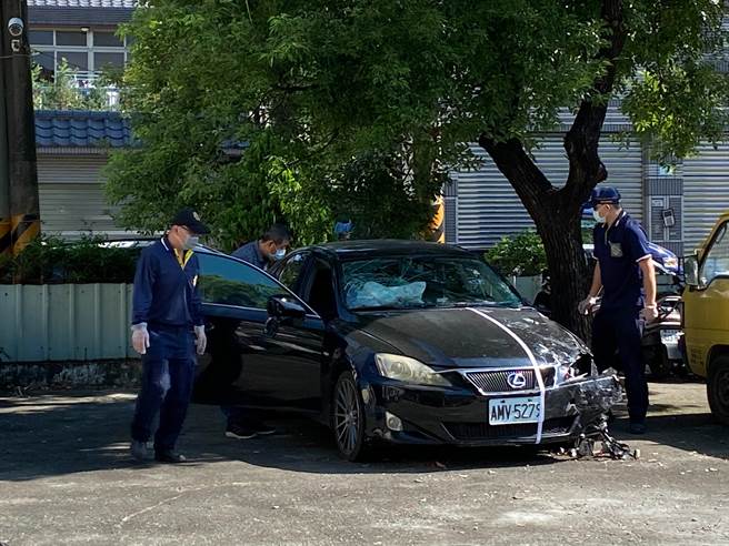 高市警方鑑識人員在派出所鑑識酒駕撞死人的黃男汽車。（石秀華攝）