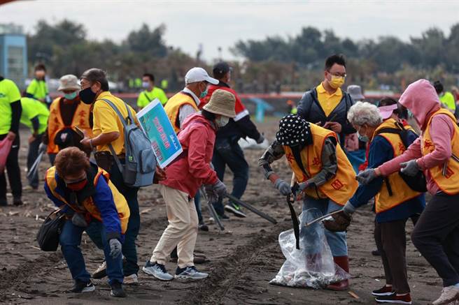 台南市政府環保局動員水環境守護志工隊、社區志工、公民營單位、環保艦隊、12名潛海戰將等248人在南區黃金海岸撿拾海灘、海洋垃圾。（環保局提供／洪榮志台南傳真）