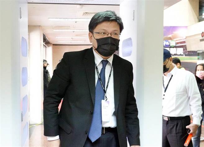 110年全國性公民投票案意見發表會13日在華視舉行，第1場「重啟核四案」反方代表經濟部次長曾文生抵達會場。（姚志平攝）
