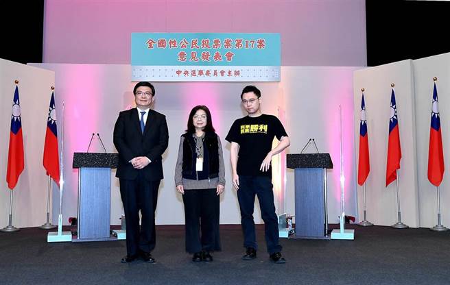 110年全國性公民投票案意見發表會13日在華視舉行，第1場「重啟核四案」正方代表黃士修（右）與反方代表經濟部次長曾文生（左）。（華視提供）
