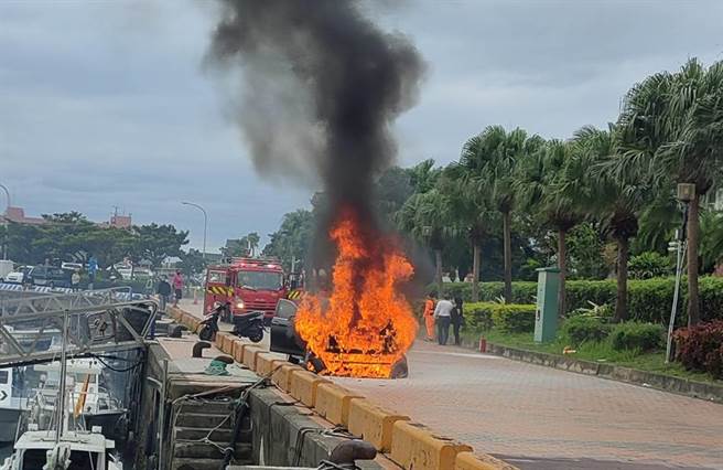 一輛停放在淡水漁人碼頭旁的黑色BMW轎車突然火燒車，整輛車陷入火海嚇壞觀光客。(戴志揚翻攝)