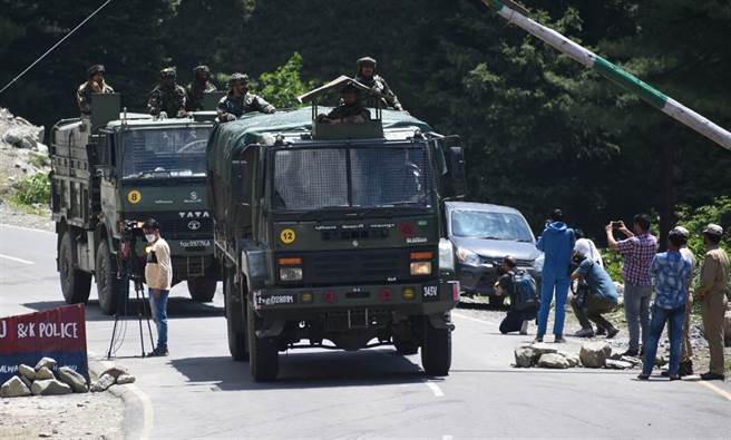 中印部队2020年6月17日爆发流血衝突后，印度车队在中印边界公路行进的资料照。（达志影像/Shutterstock）