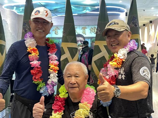 高齡92歲的兩棲偵察營胡天雲連長（中）曾經歷823戰火洗禮，在金門度過10餘年戰地歲月，帶領袍澤獲得國軍莒光連隊榮譽。（金門縣府觀光處提供）
