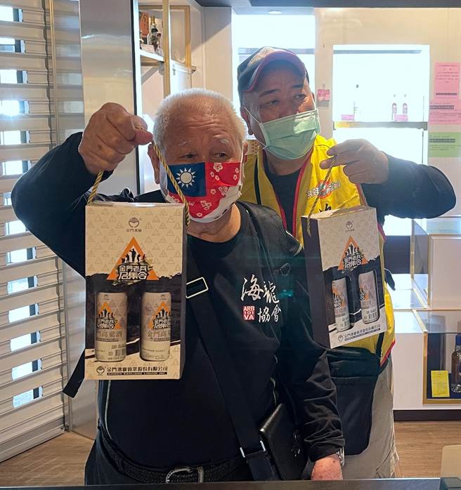 高齡92歲的兩棲偵察營胡天雲連長開心拿起老兵專屬紀念酒。（金門縣府觀光處提供）
★中時新聞網關心您：喝酒過量，有礙健康！
★中時新聞網提醒您：酒後不開車，安全有保障