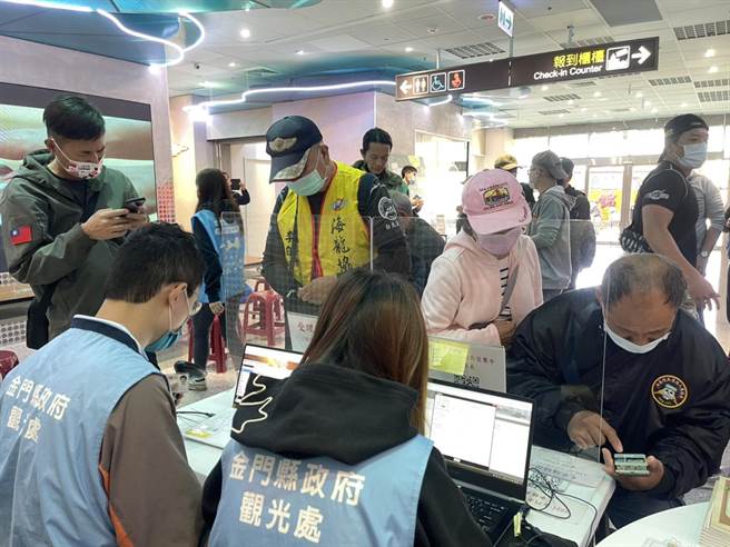 目前登島的老兵已有1300多人，包括同行親友在內近5300人。（金門縣府觀光處提供）